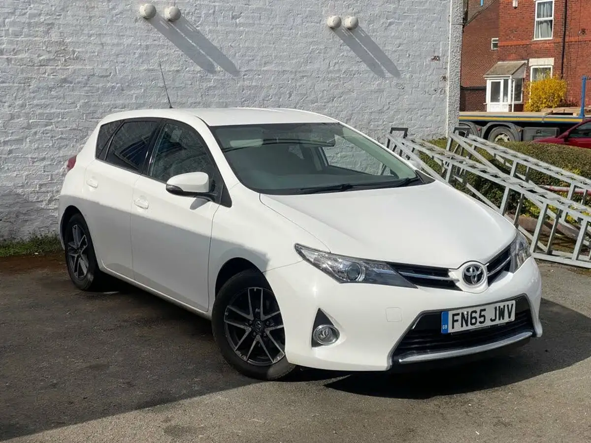 2015-toyota-auris-16-icon-plus-hatchback-big-1