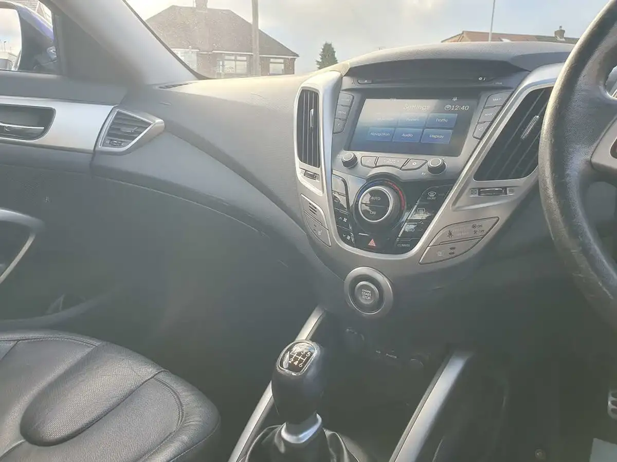 2012-hyundai-veloster-16-sport-media-pk-big-32
