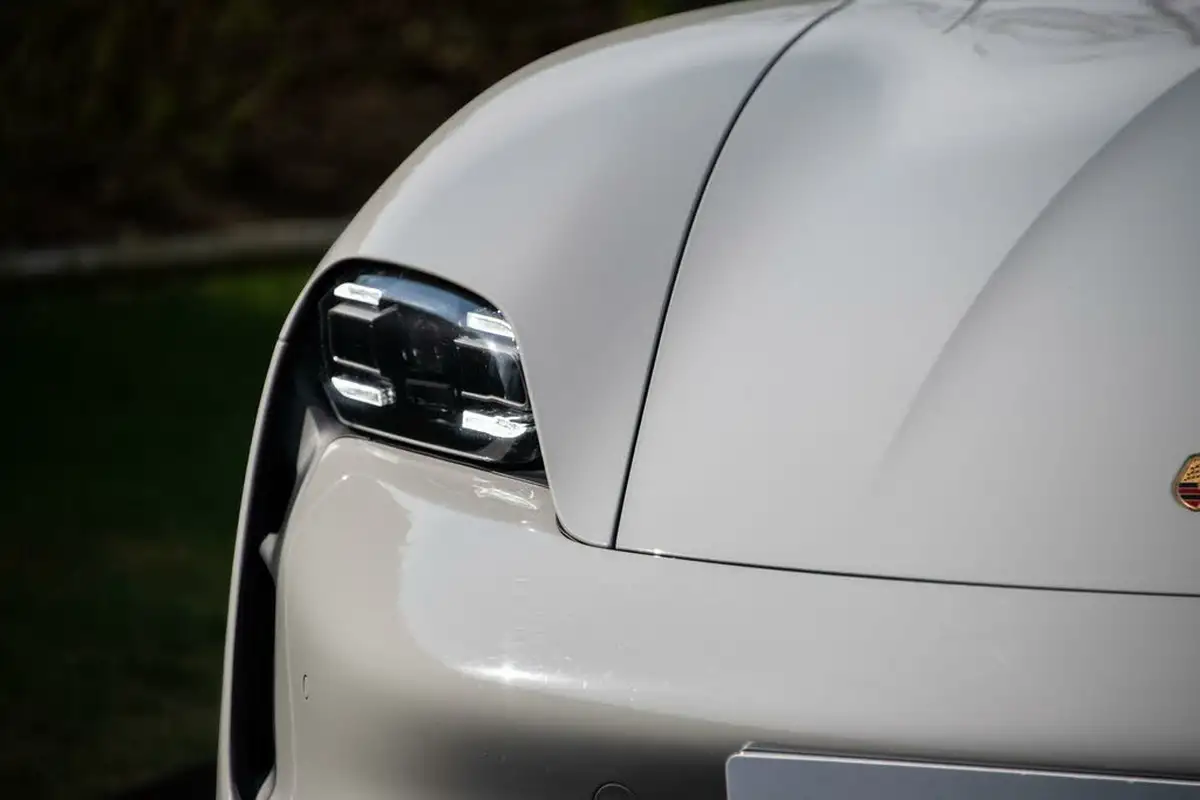 2023-porsche-taycan-e-4s-cross-turismo-big-26