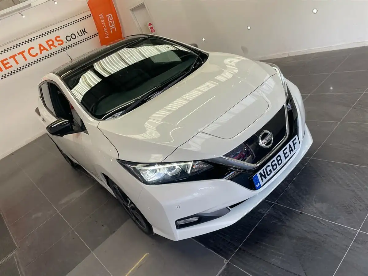 2019-nissan-leaf-e-tekna-big-20