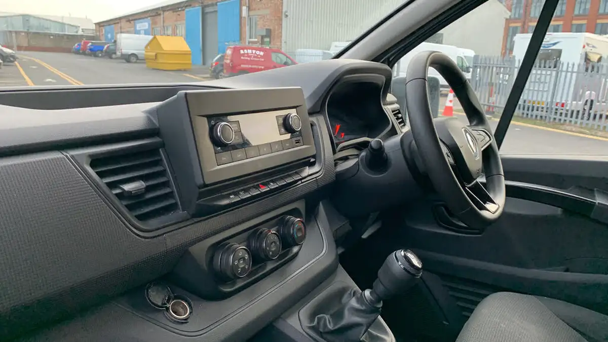 2022-renault-trafic-20dci-ll30-130-business-panel-big-11
