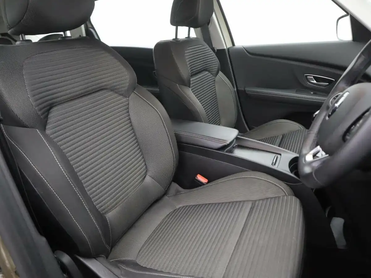 2020-renault-grand-scenic-13-tce-iconic-big-7