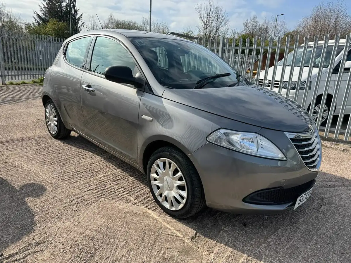 2013-chrysler-ypsilon-12-s-big-2