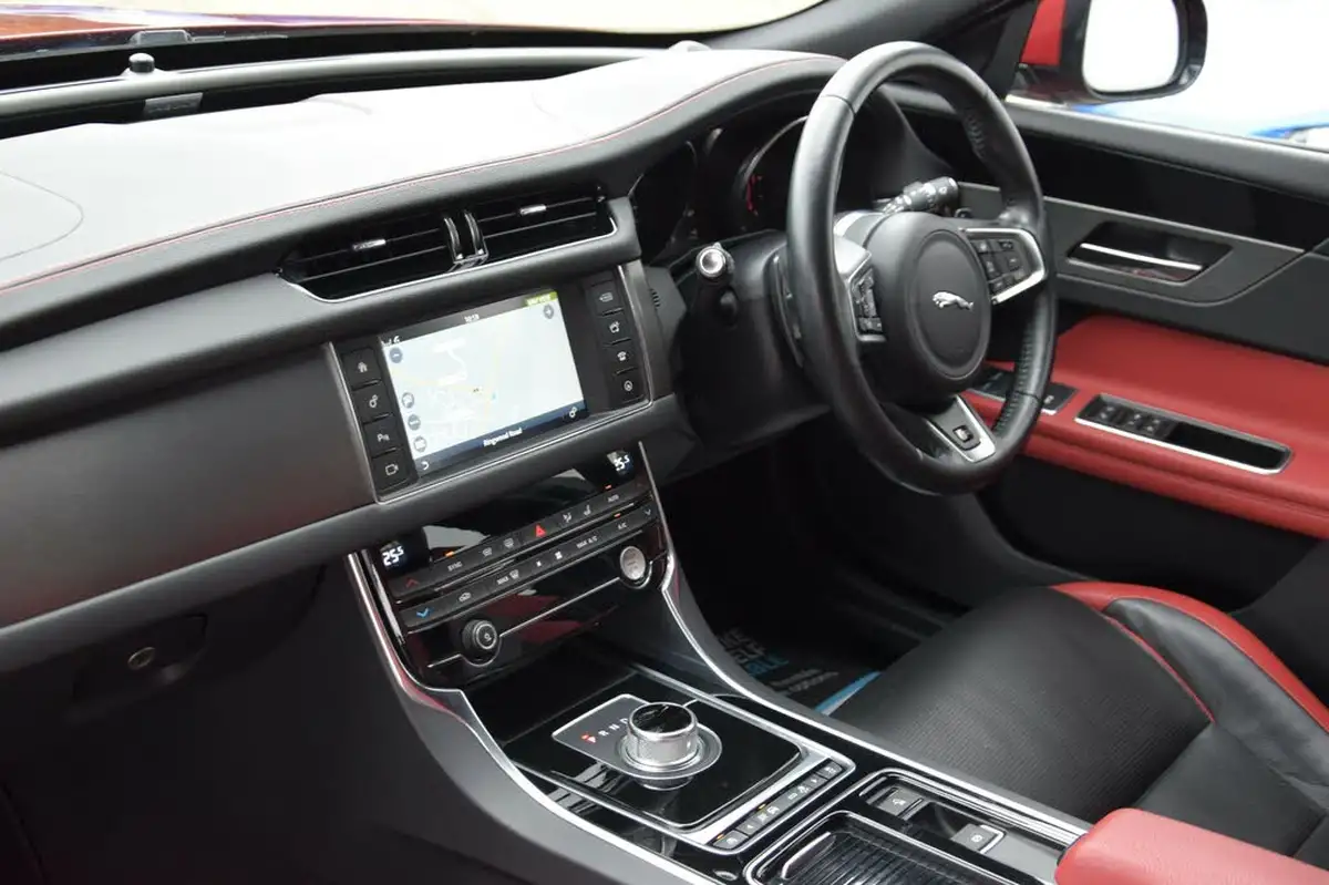 2016-jaguar-xf-30td-s-big-7