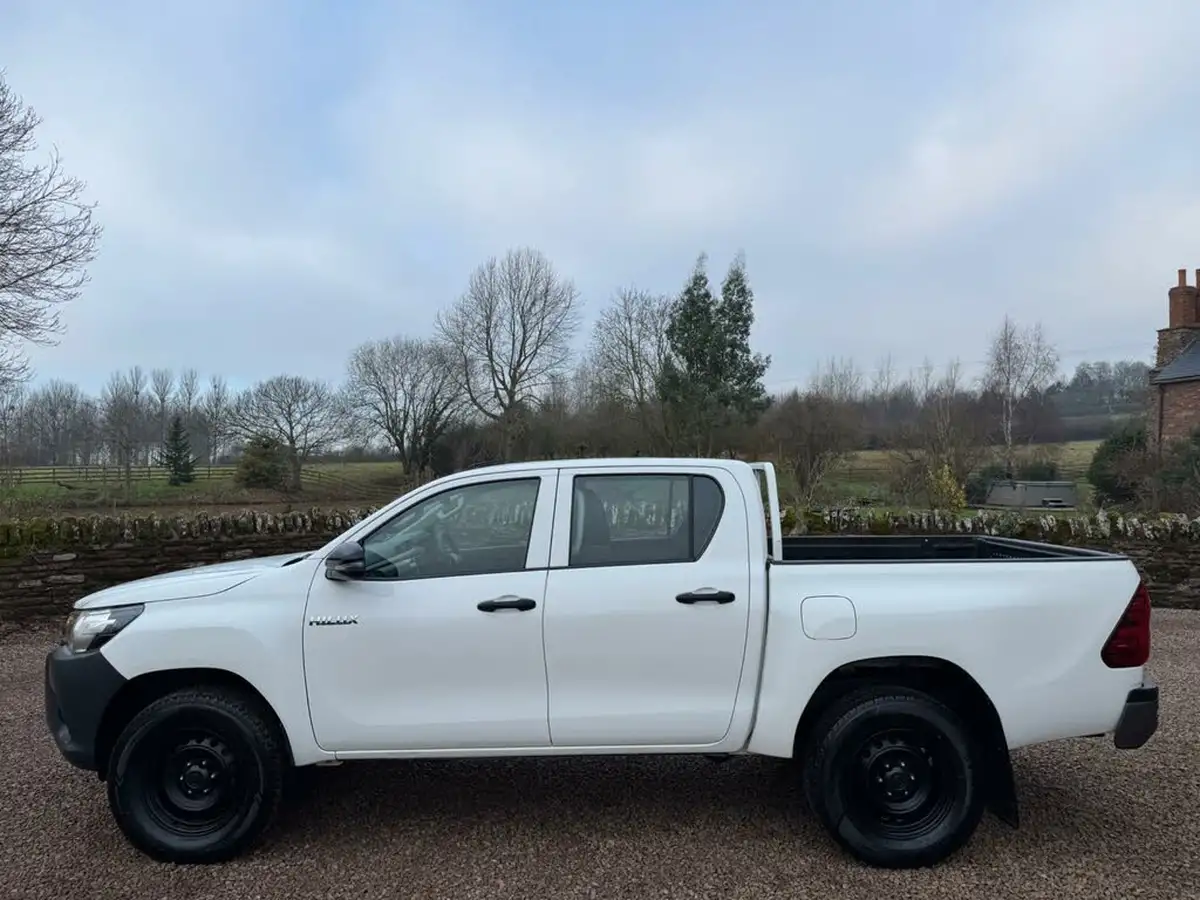 2019-toyota-hi-lux-24d-4d-active-150hpeu6dt-e-32t-double-pick-up-big-2