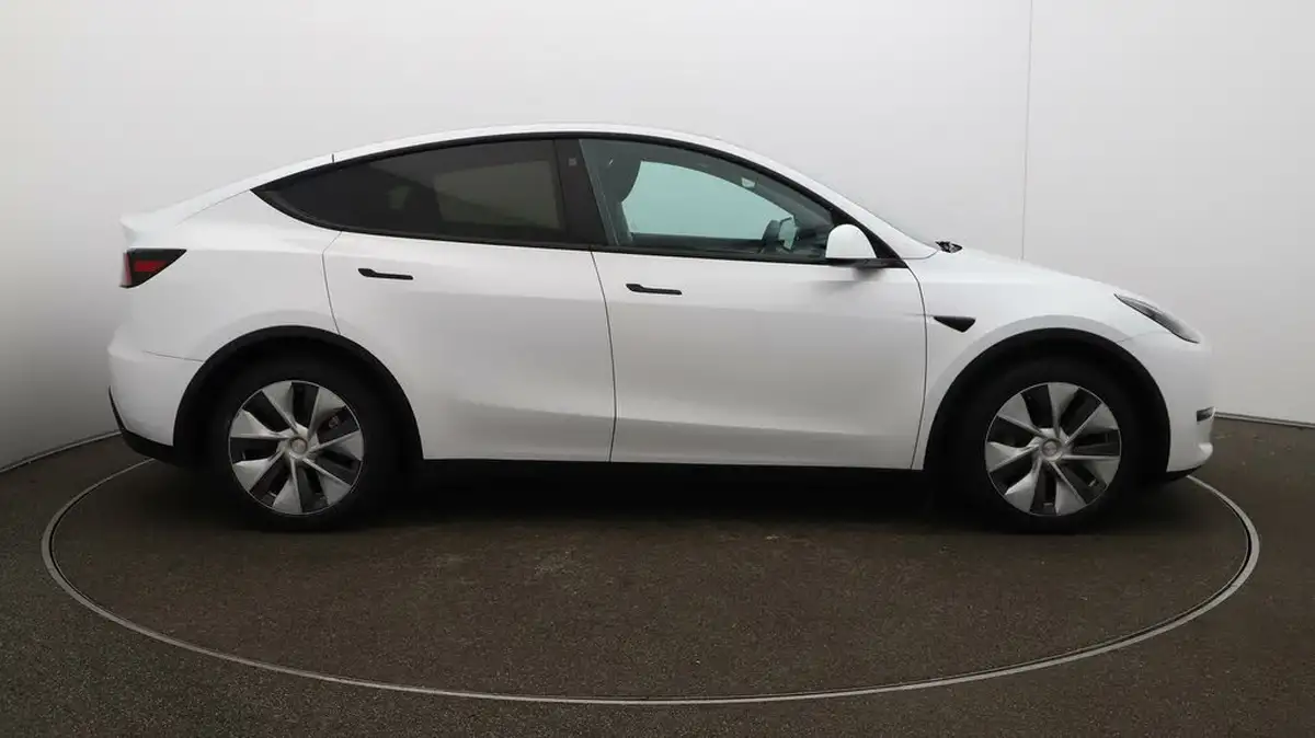 2023-tesla-model-y-e-long-range-big-40