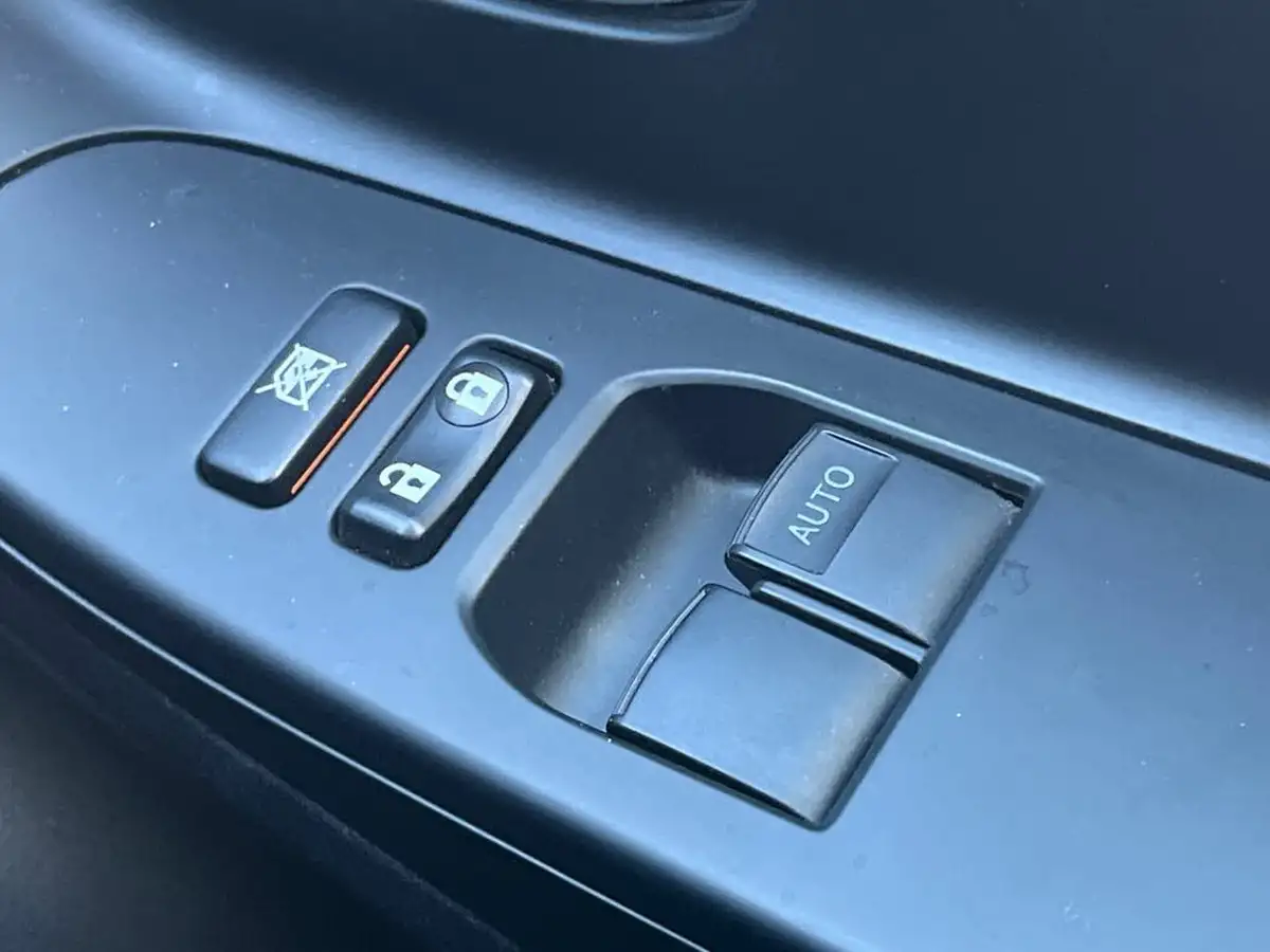 2019-toyota-yaris-15-vvt-i-y20-98bhp-hybrid-1497cc-e-cvt-big-25
