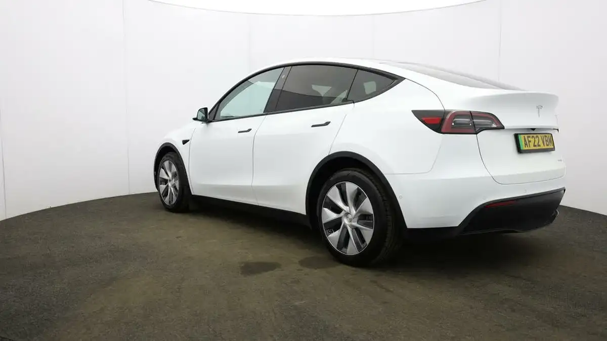 2022-tesla-model-y-e-long-range-big-46