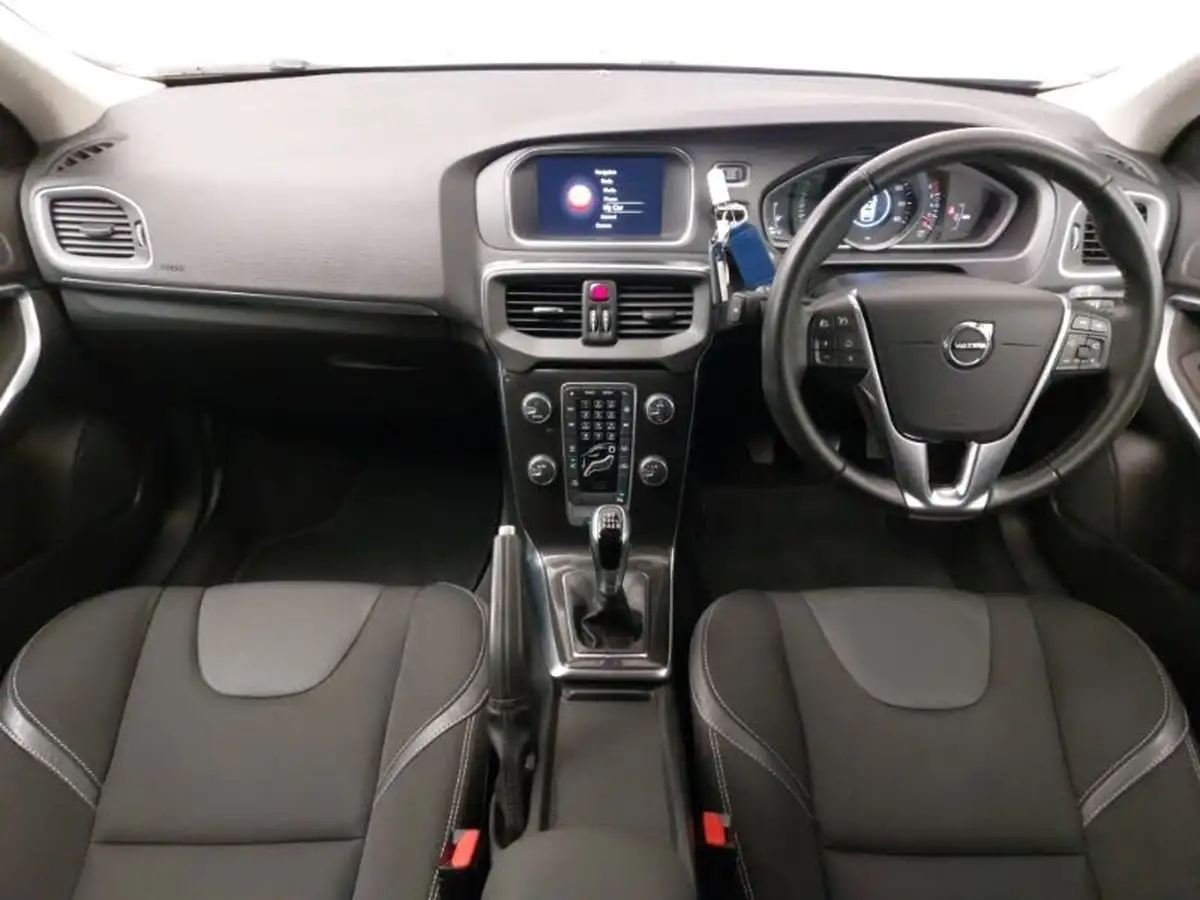 2019-volvo-v40-20-t2-momentum-edition-big-2
