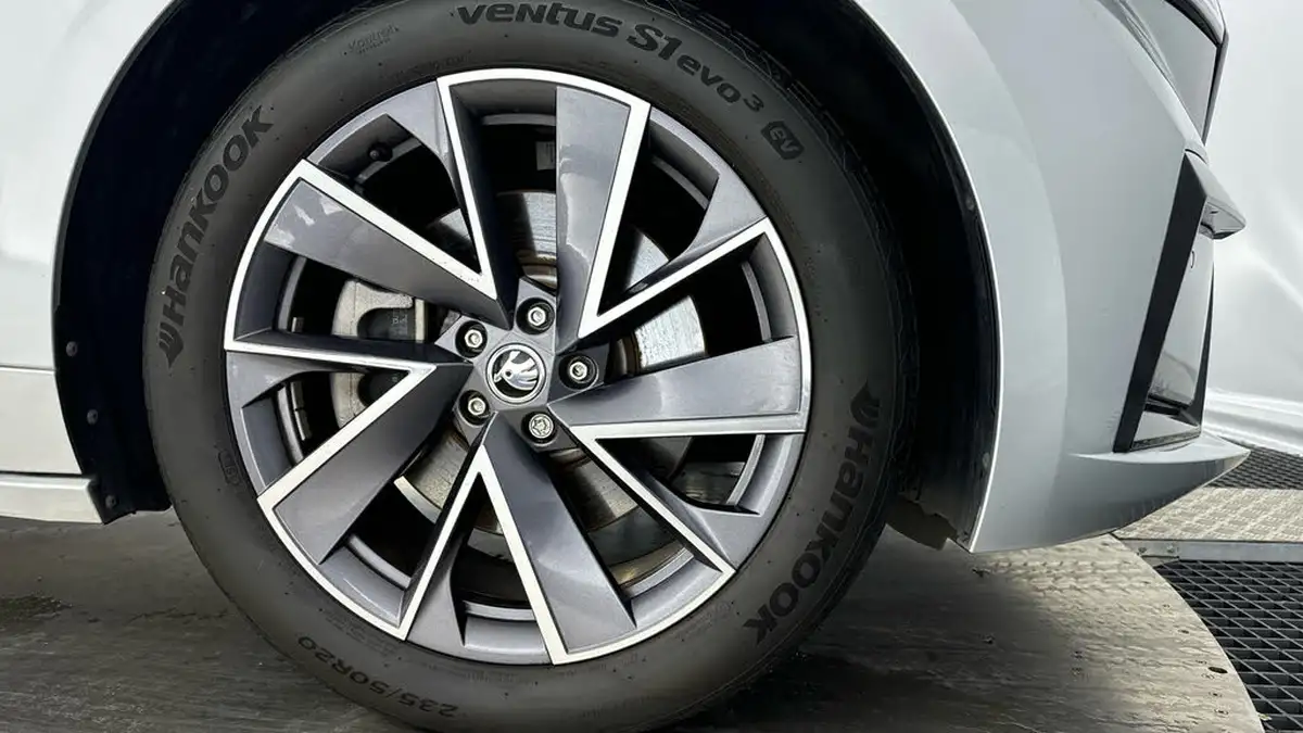 2021-skoda-enyaq-e-80x-sportline-big-18