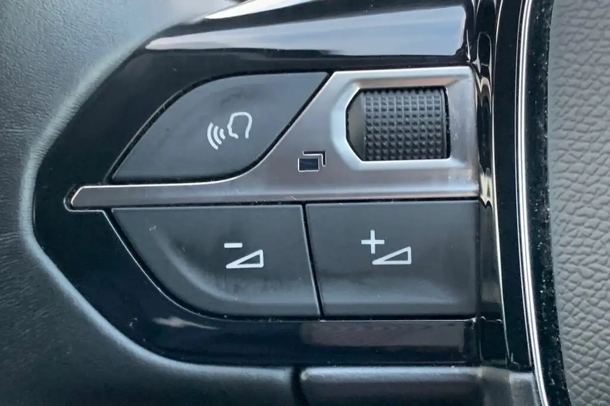 2021-peugeot-3008-suv-12-puretech-allure-premium-eat8-big-18