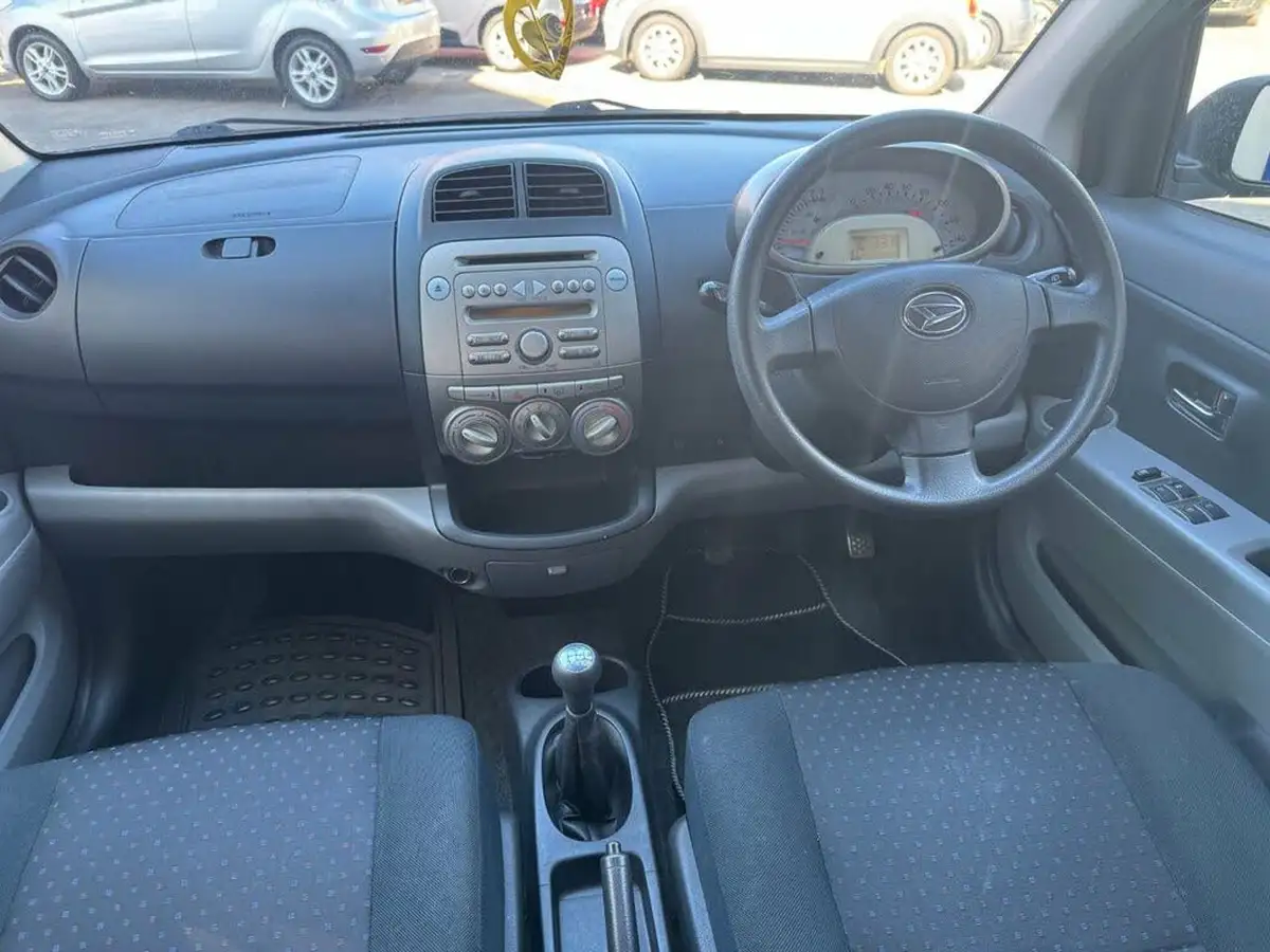 2009-daihatsu-sirion-13-se-big-6
