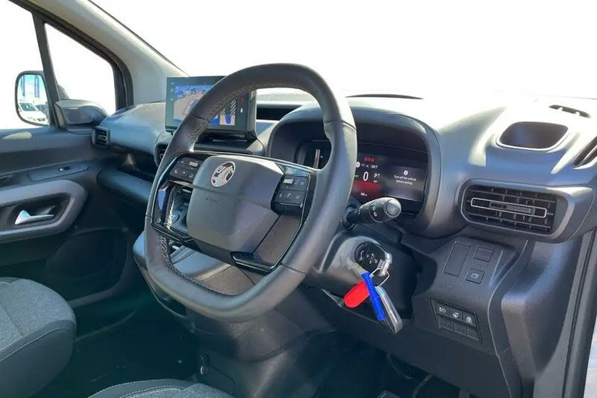 2024-vauxhall-combo-life-e-ultimate-big-8