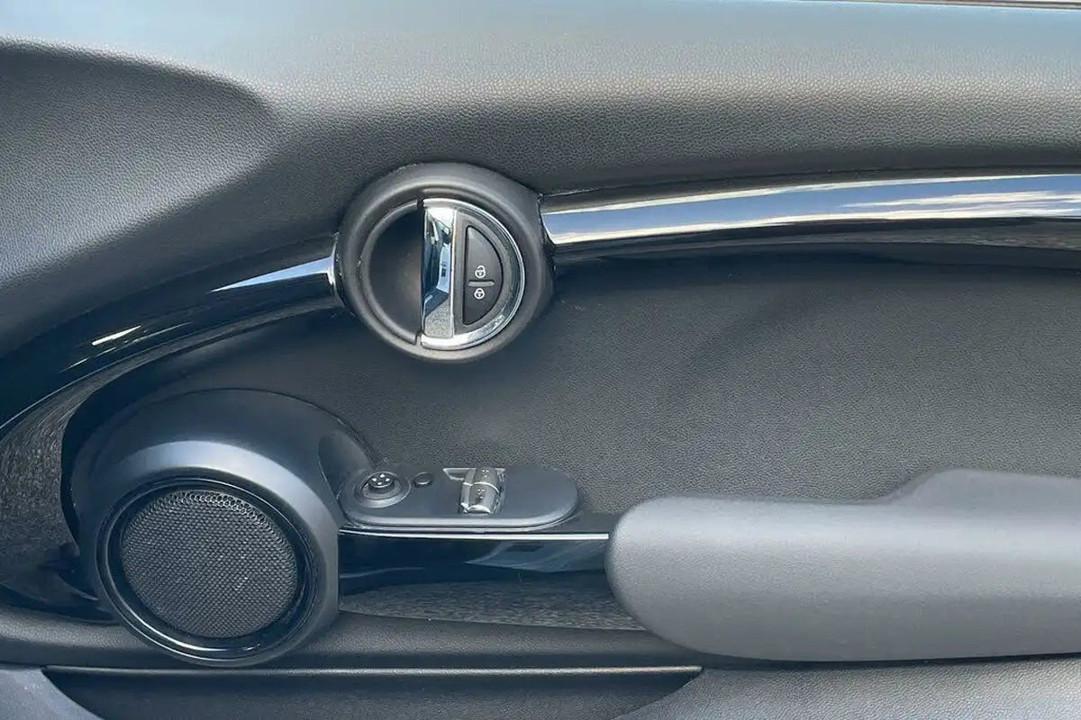 2021-mini-cooper-15-cooper-classic-hatchback-3d-big-38