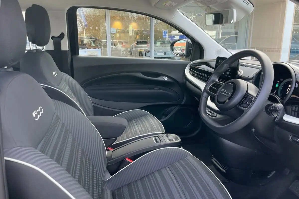 2022-fiat-500-e-action-big-24