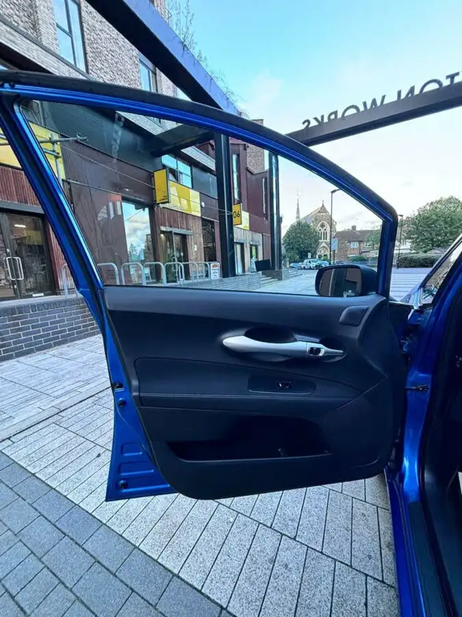 2010-toyota-auris-16-tr-v-matic-5d-big-23