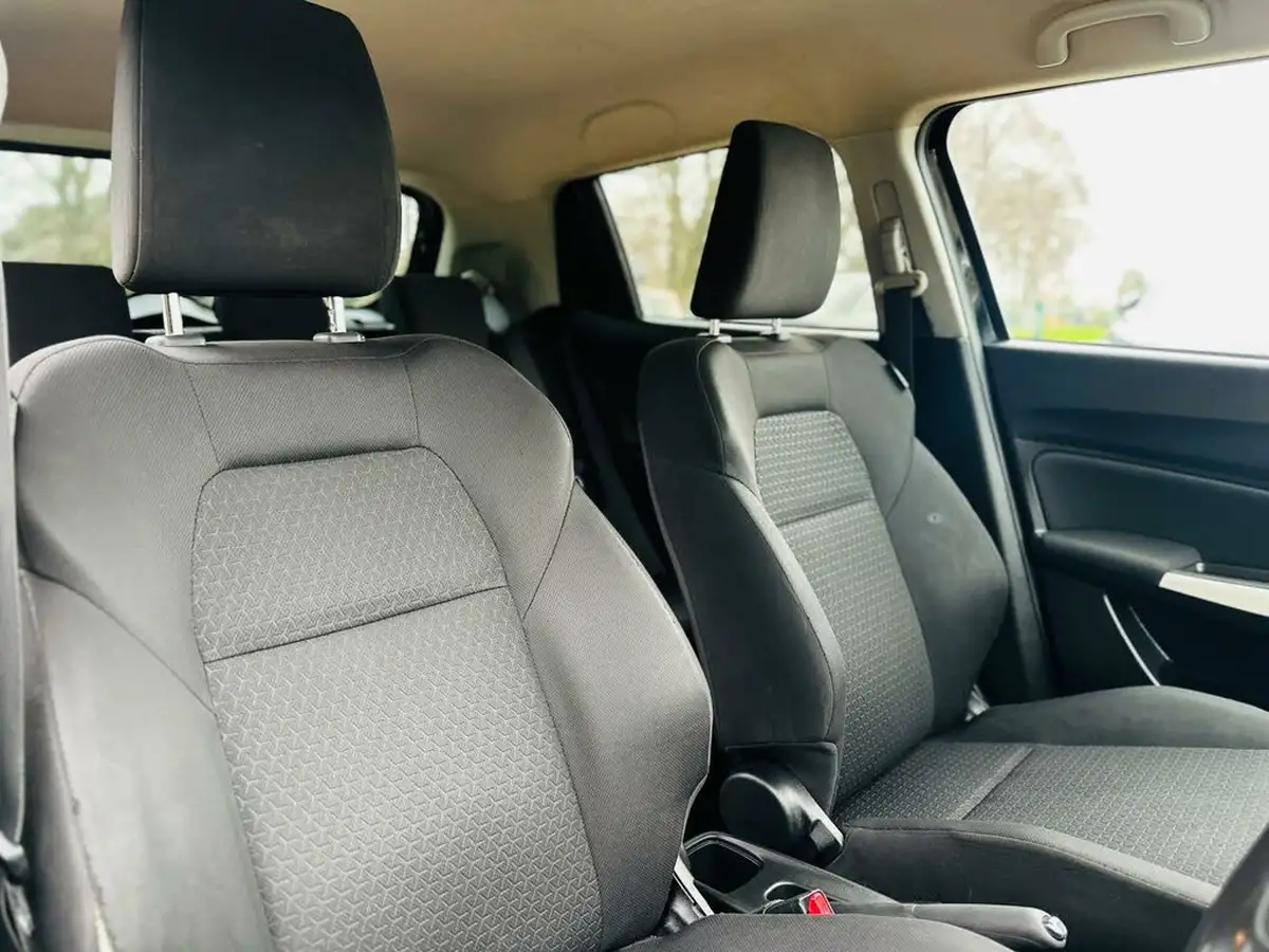 2019-suzuki-swift-12-dualjet-attitude-big-23