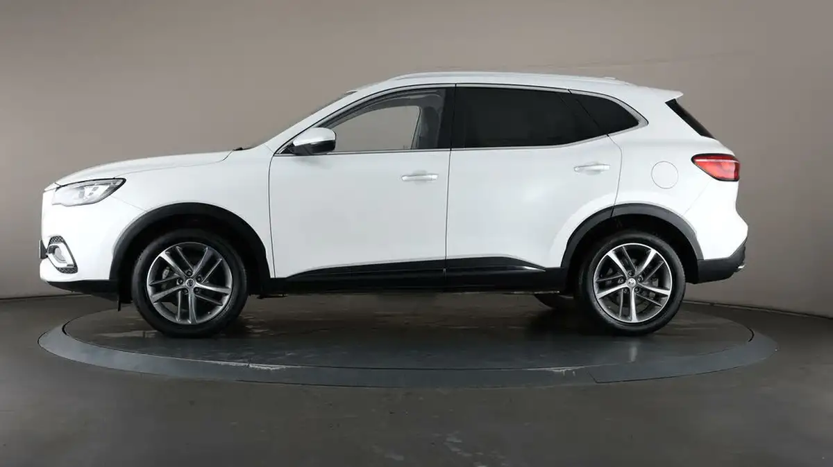 2022-mg-hs-15t-gdi-exclusive-162ps-big-36
