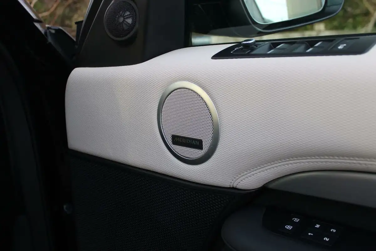2021-land-rover-discovery-30-d300-r-dynamic-se-big-35