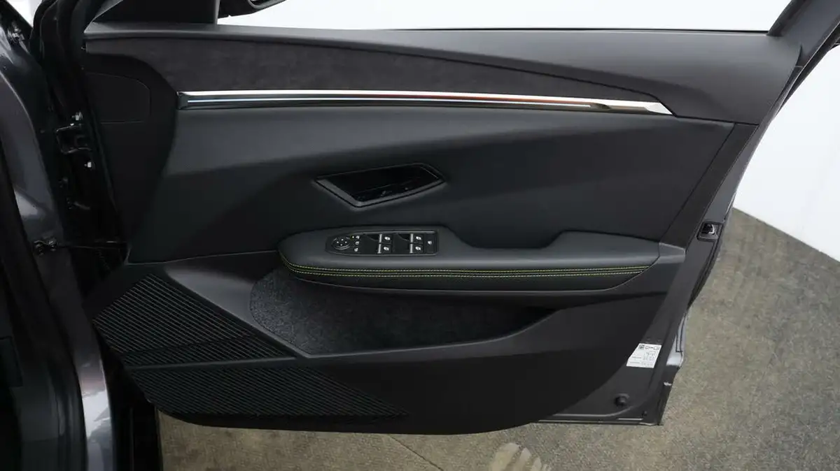2023-renault-megane-e-tech-e-techno-big-14