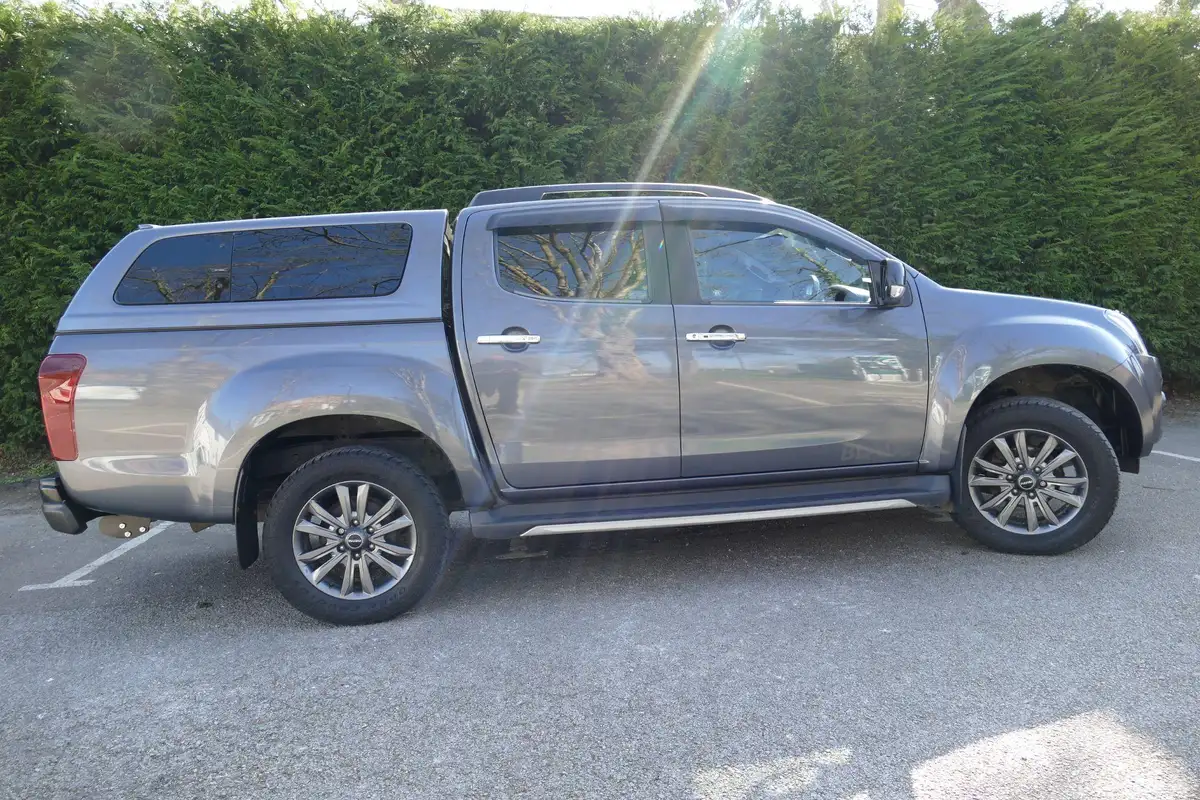 2019-isuzu-d-max-19td-blade-auto-big-3