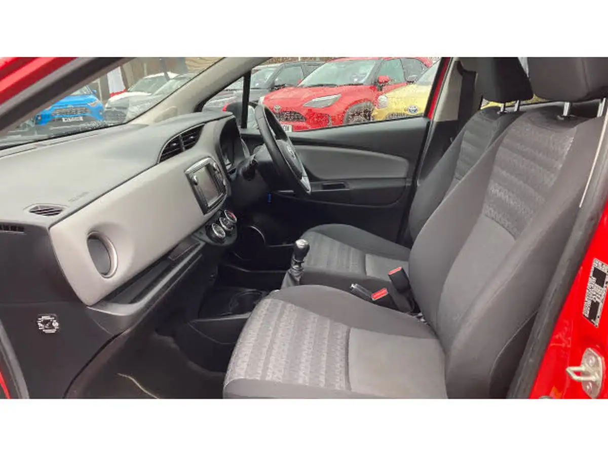 2017-toyota-yaris-133-icon-5d-big-9