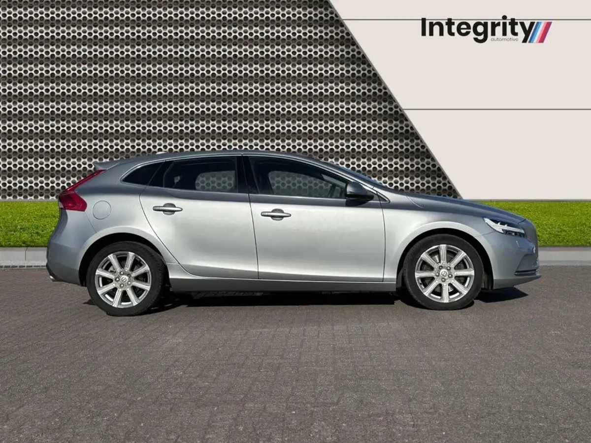 2016-volvo-v40-20td-d4-inscription-geartronic-big-1