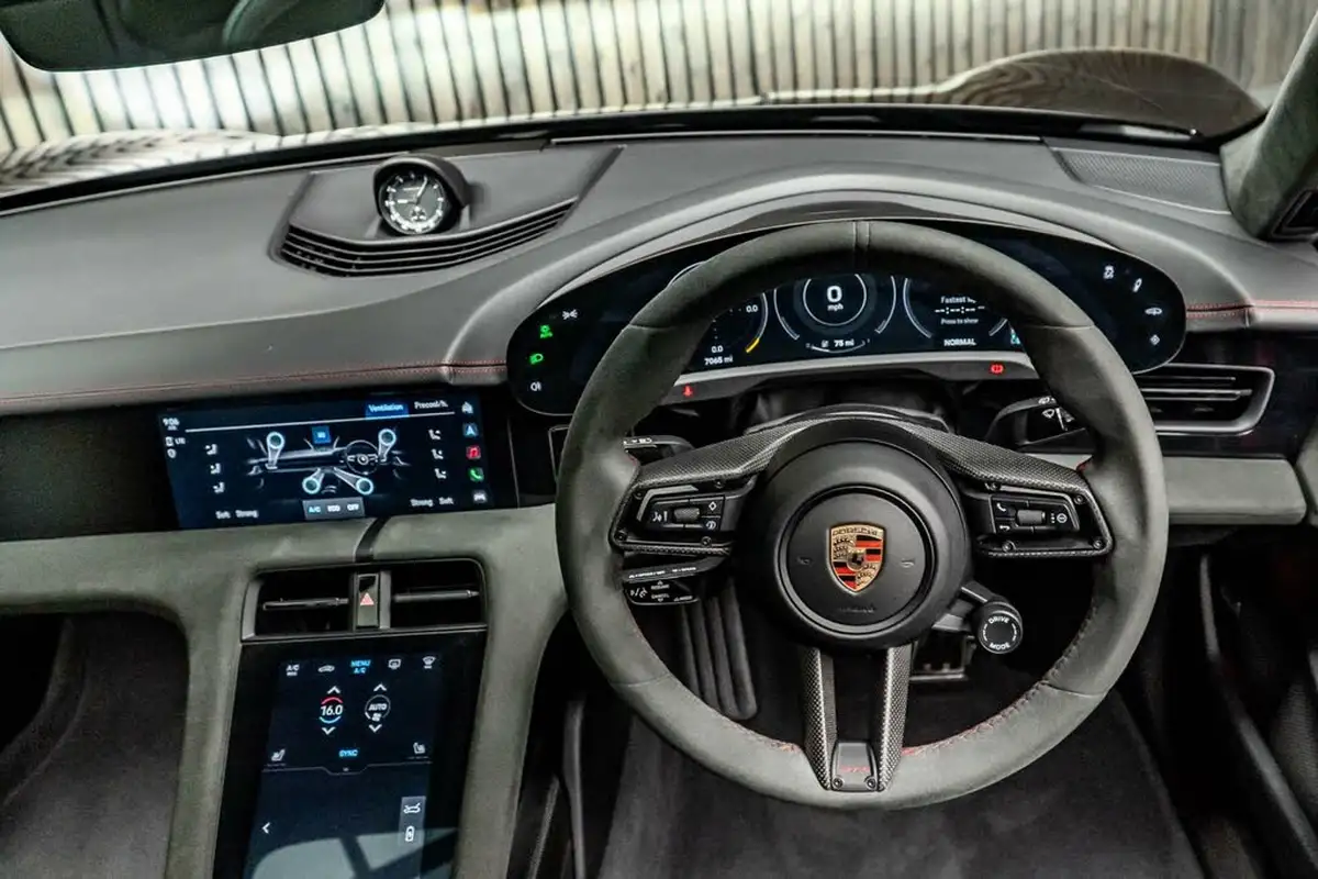 2023-porsche-taycan-e-gts-sport-turismo-big-25