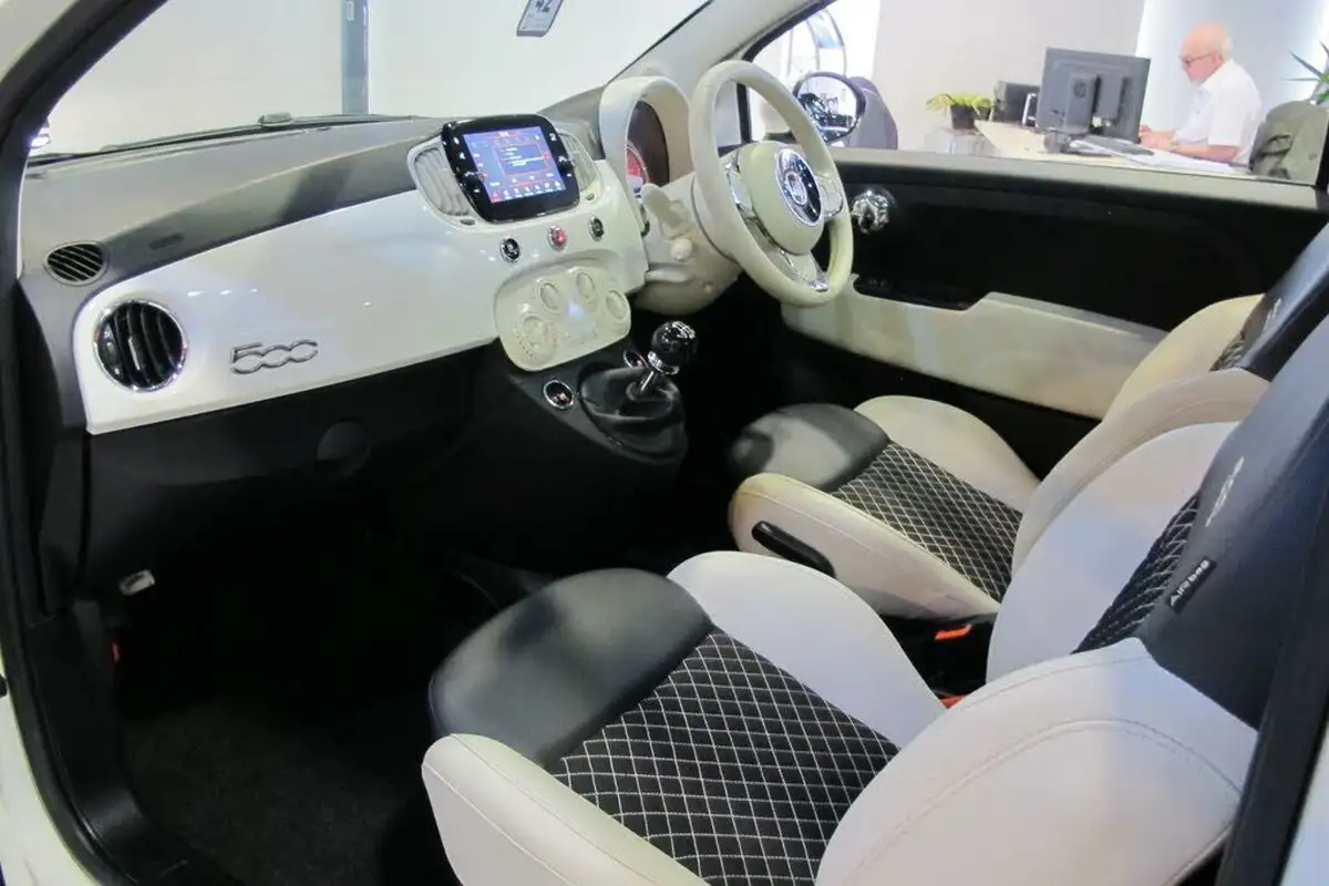 2021-fiat-500-10-dolcevita-big-37