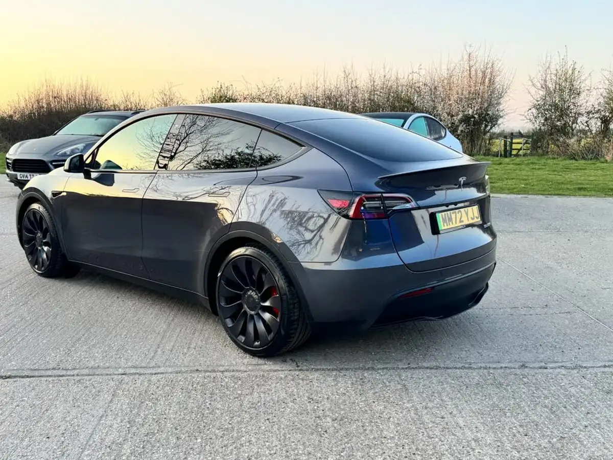2023-tesla-model-y-e-performance-big-2