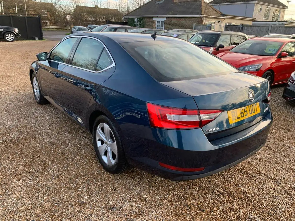 2015-skoda-superb-16tdi-se-120ps-ss-hatchback-big-4