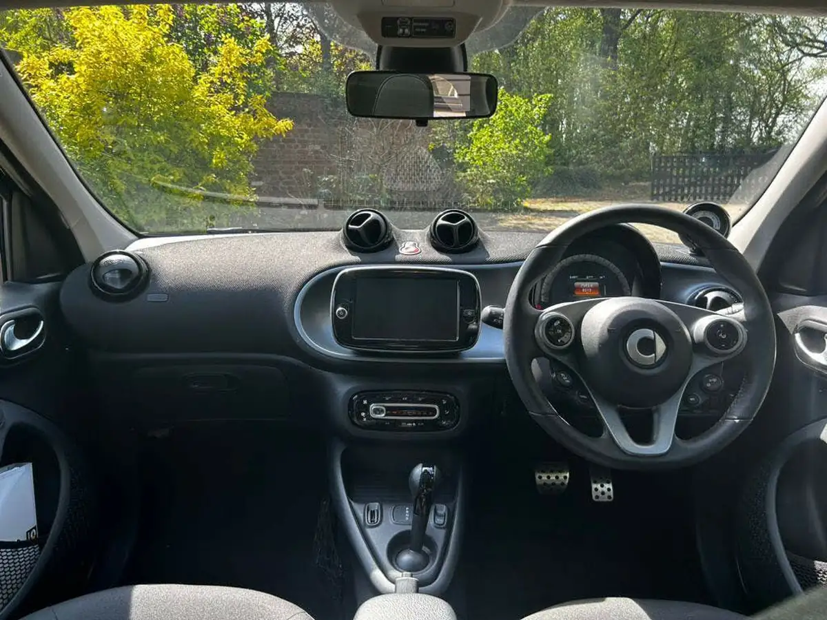 2021-smart-forfour-eq-premium-big-7
