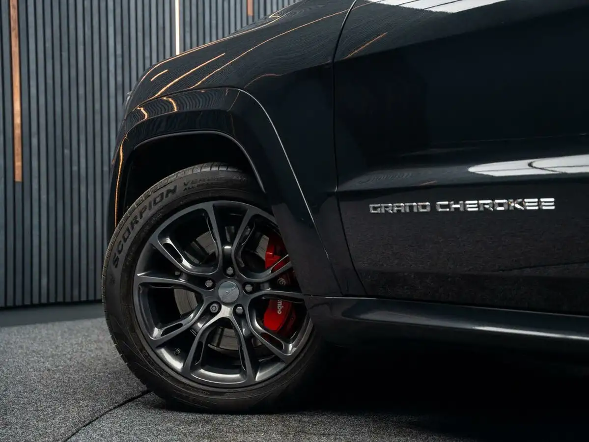 2017-jeep-grand-cherokee-64-hemi-srt-big-33