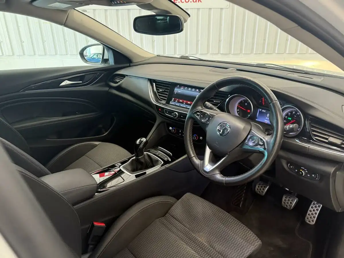 2018-vauxhall-insignia-sports-tourer-16td-sri-nav-136ps-ecotec-big-21