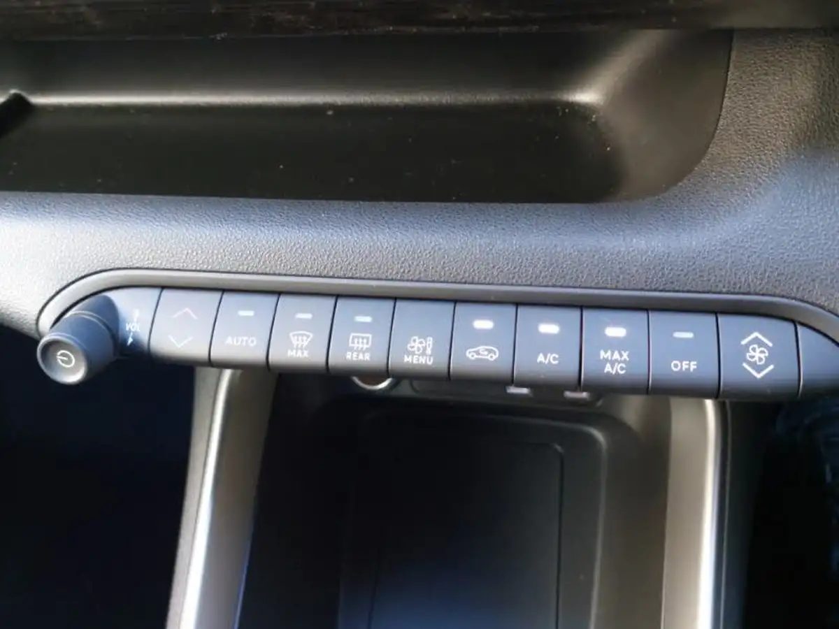 2025-jeep-avenger-12-gse-altitude-big-18