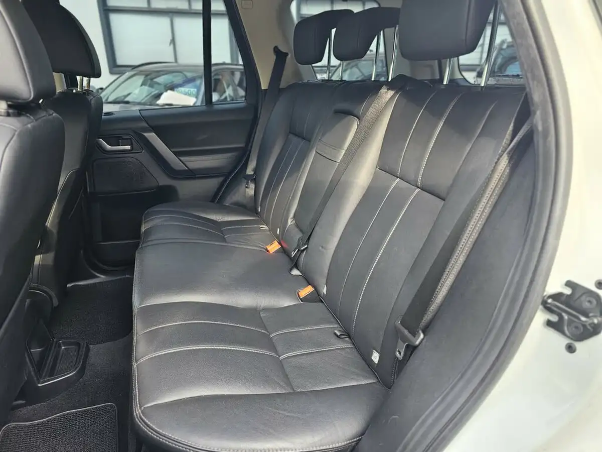2011-land-rover-freelander-2-32-4x4-big-20