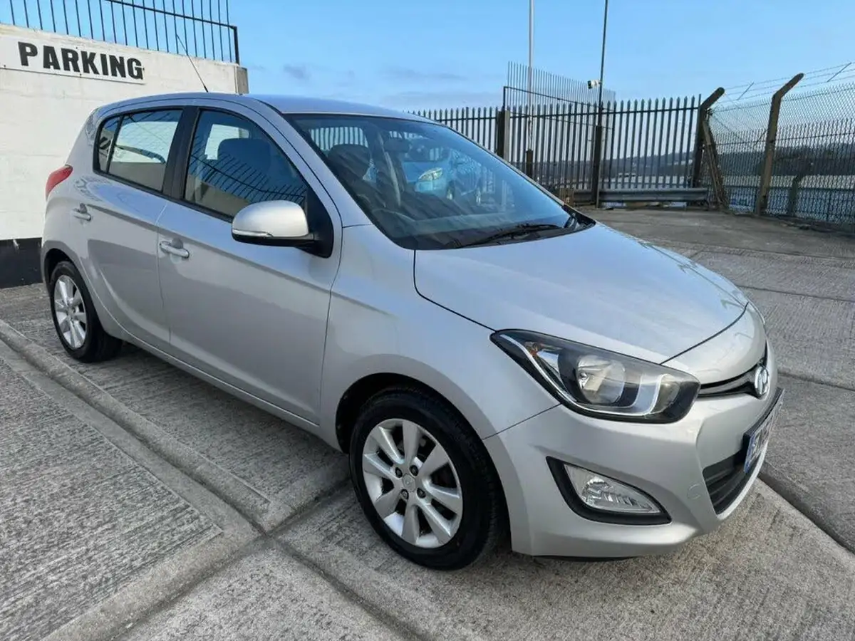 2013-hyundai-i20-12-active-5d-big-8