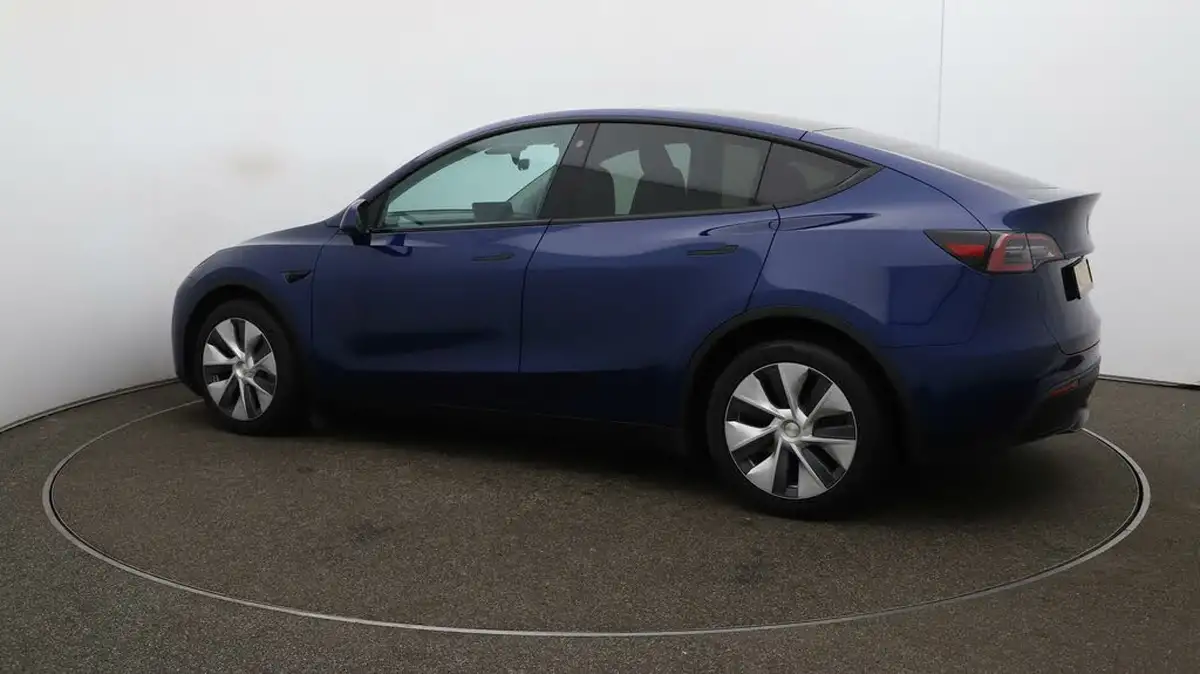 2022-tesla-model-y-e-long-range-big-45