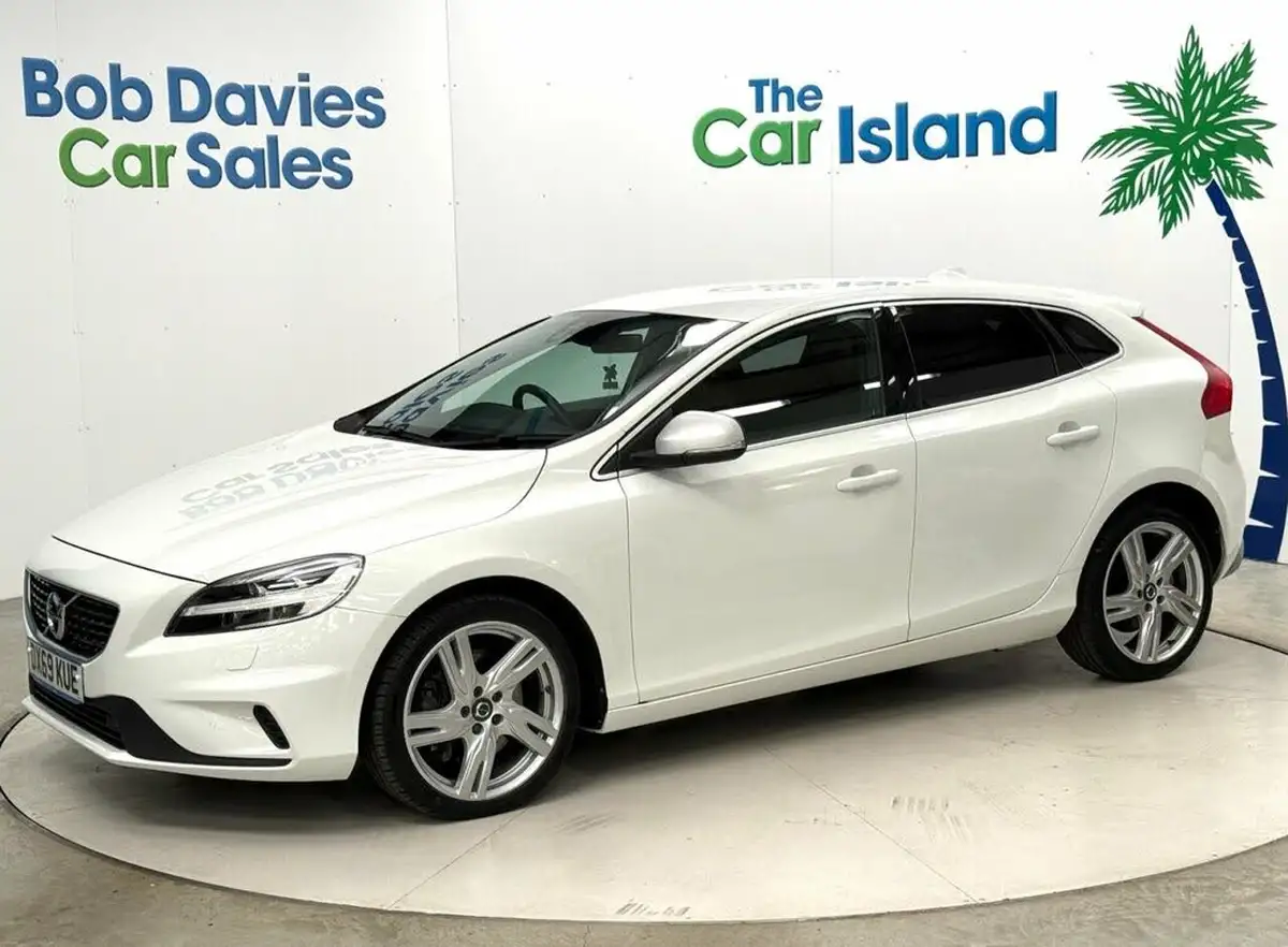 2019-volvo-v40-15-t2-r-design-edition-big-4