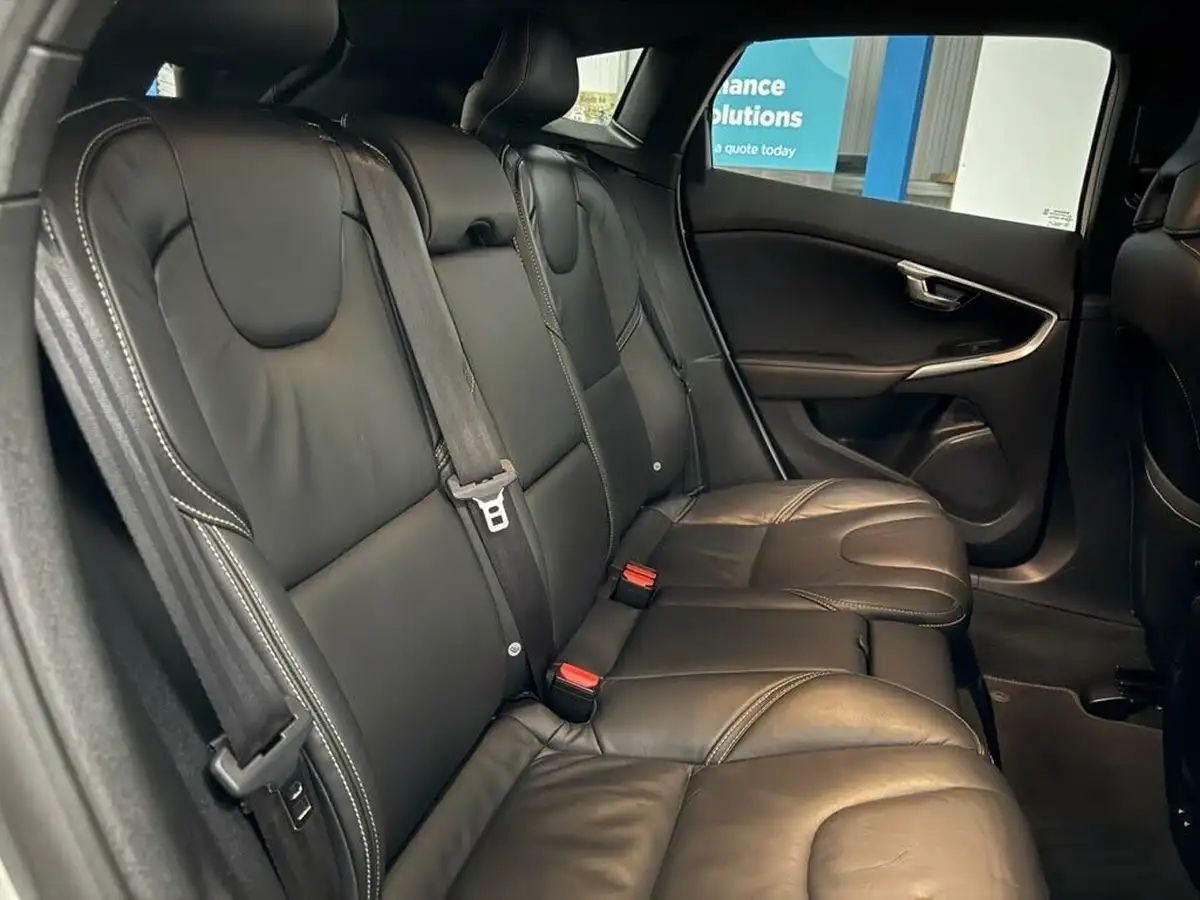 2019-volvo-v40-15-t2-r-design-edition-big-28