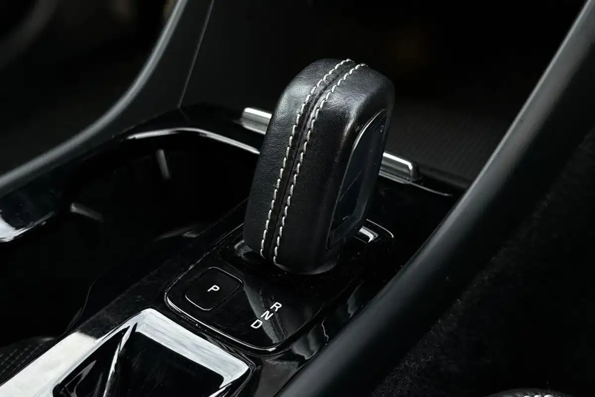 2020-volvo-xc40-20-b4-r-design-awd-big-19