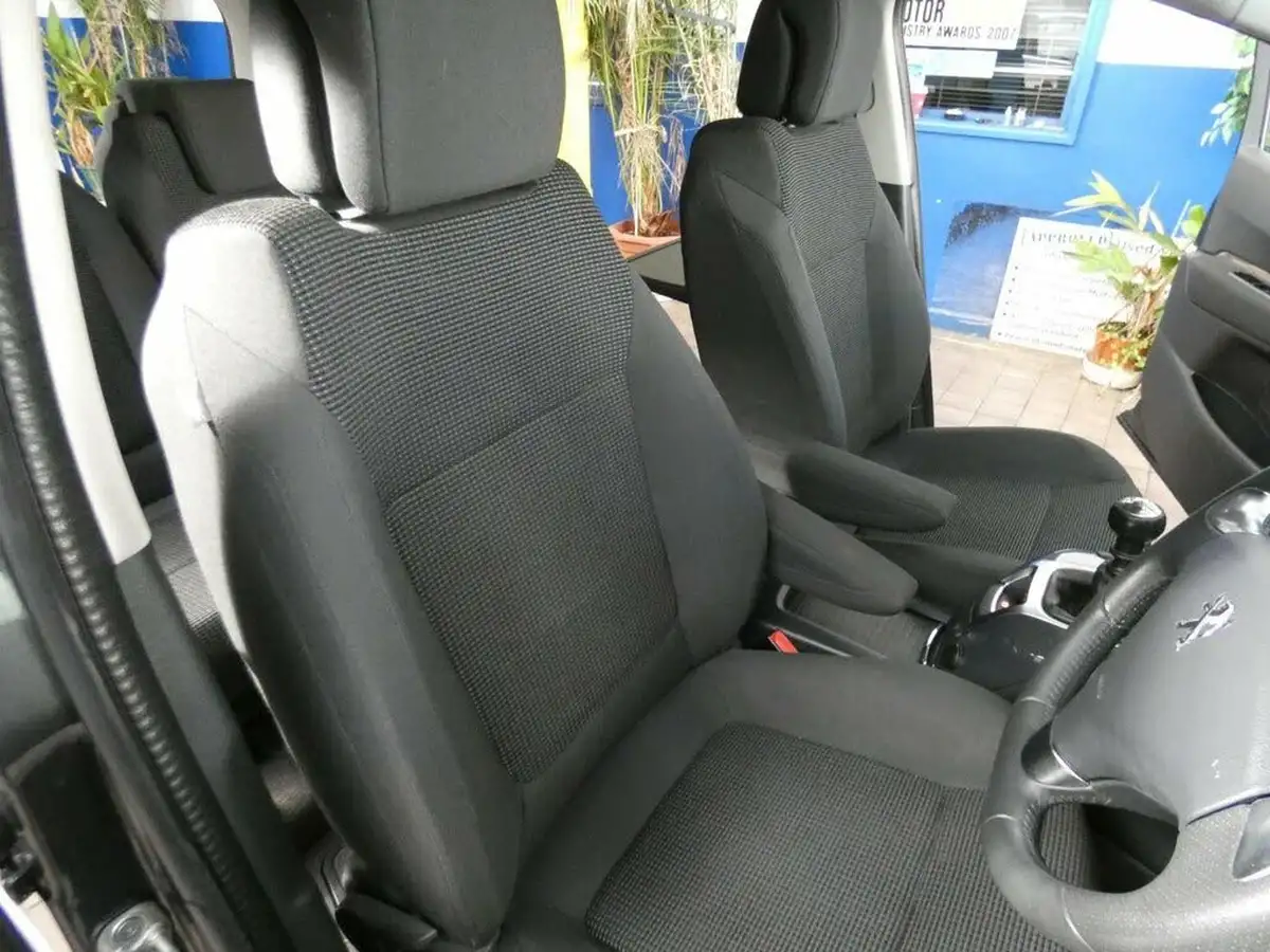2014-peugeot-5008-16hdi-active-big-42