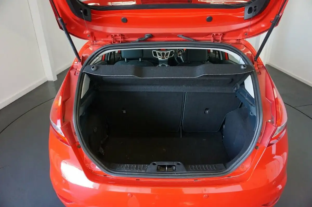 2011-ford-fiesta-125-zetec-5d-big-7