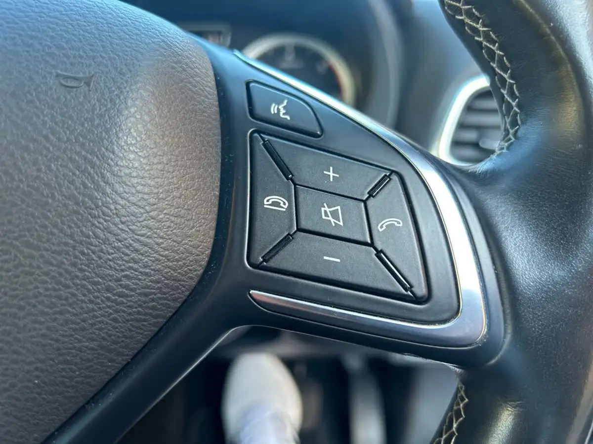 2016-infiniti-q30-22d-premium-awd-big-34