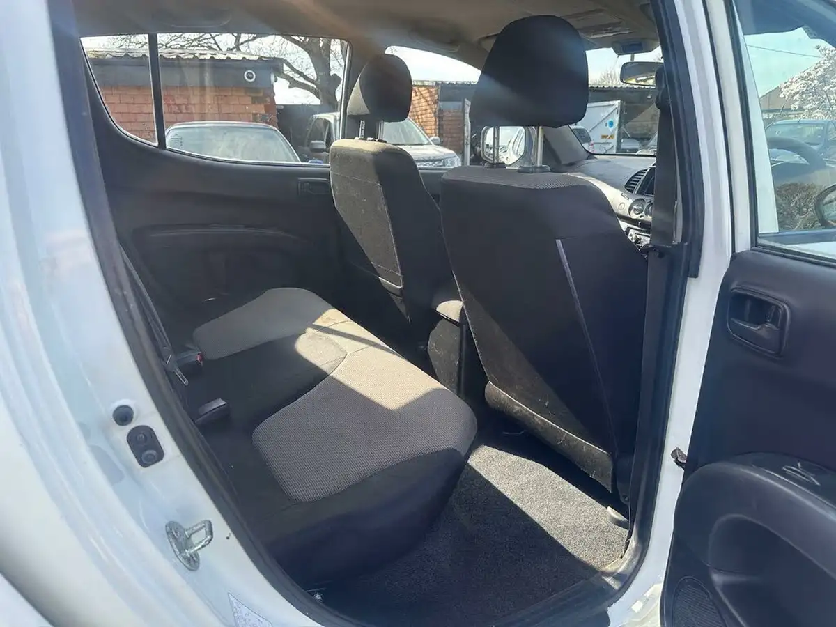2015-mitsubishi-l200-25td-4life-double-cab-pickup-big-4