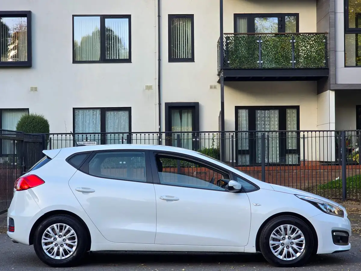 2016-kia-ceed-16crdi-1-hatchback-big-5