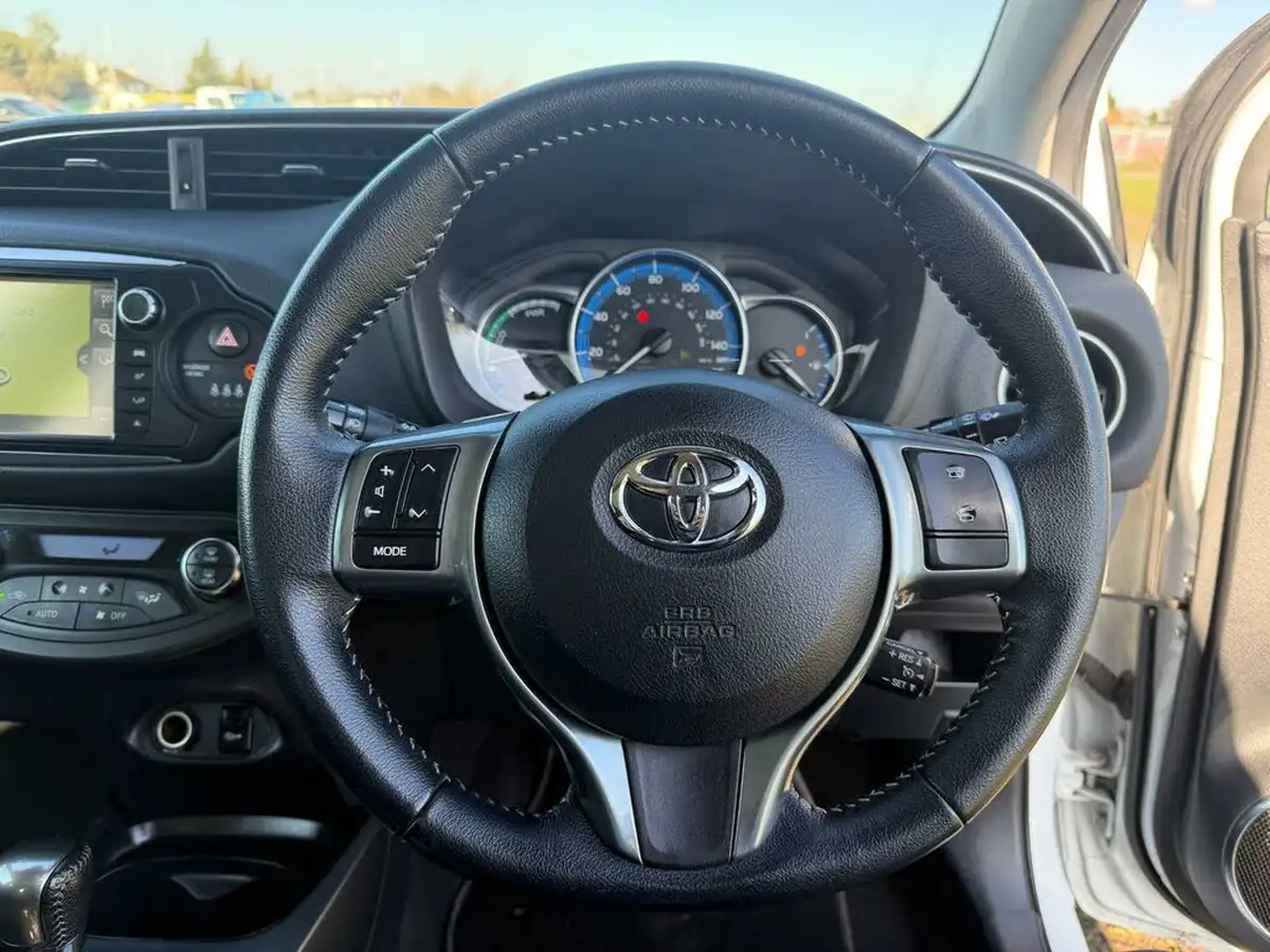 2015-toyota-yaris-15-vvt-i-excel-hybrid-15in-big-15