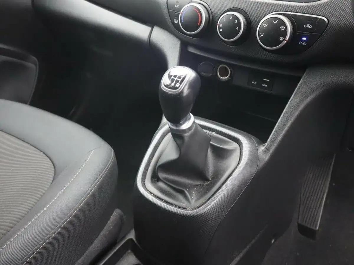 2019-hyundai-i10-10-play-big-21
