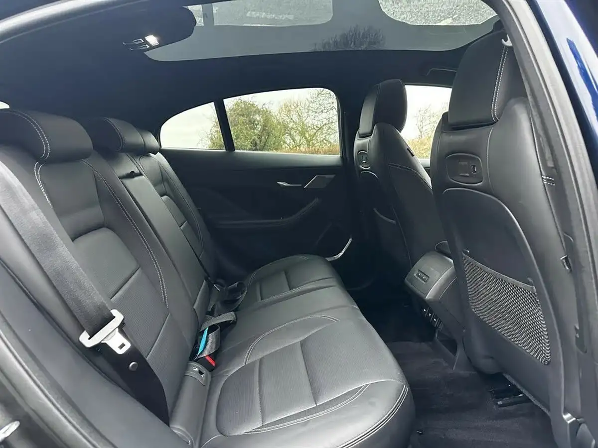 2022-jaguar-i-pace-ev400-hse-black-big-16