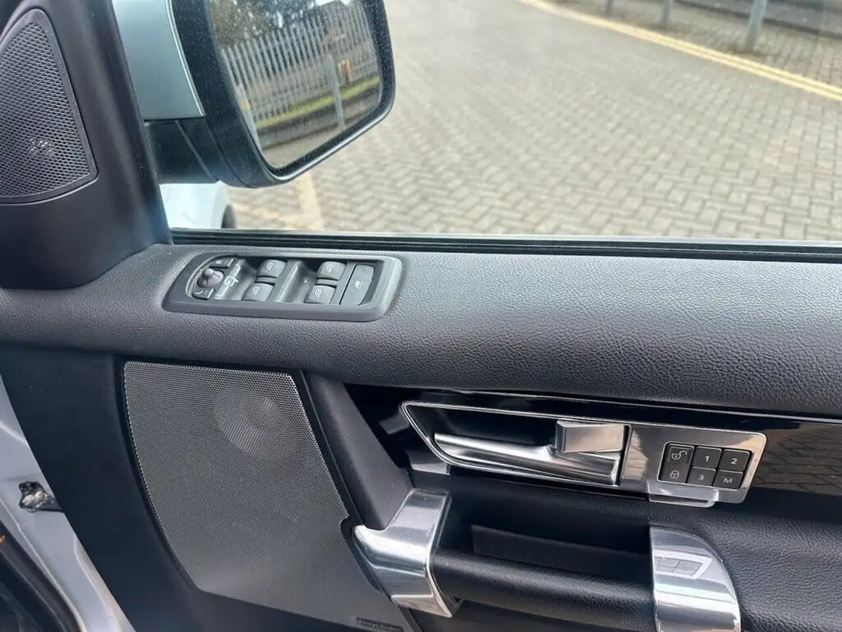 2011-land-rover-discovery-4-30tdv6-hse-big-13